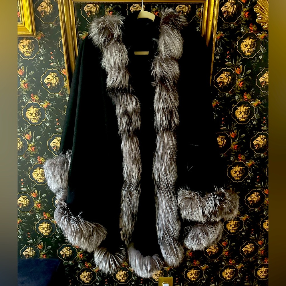 Amazing real fox fur and cashmere cape with fur trim hood!! EUC, one size.